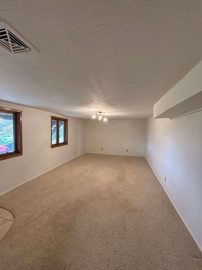 Building Photo - 5 BED | 3 BATH | CARPORT | WEST RAPID