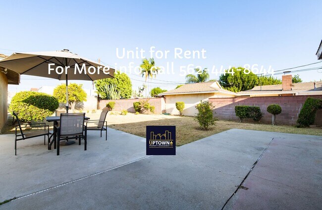 Building Photo - House - 3 Bedrooms / 2 Bathrooms - West Co...