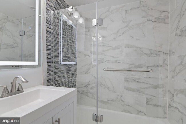 Building Photo - 1260 21st St NW