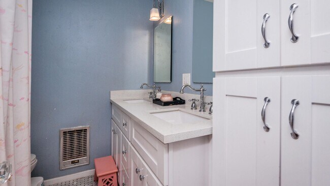Building Photo - Single story, 4 bedroom, plus detached off...