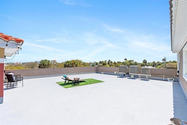 Building Photo - 701 E 3rd Ave