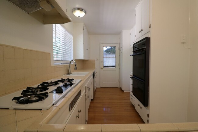 Building Photo - 3 BEDROOM, 2 BATH:  Home for Lease in Nort...