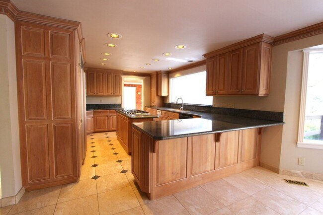 Building Photo - 3333 Deer Hollow Dr