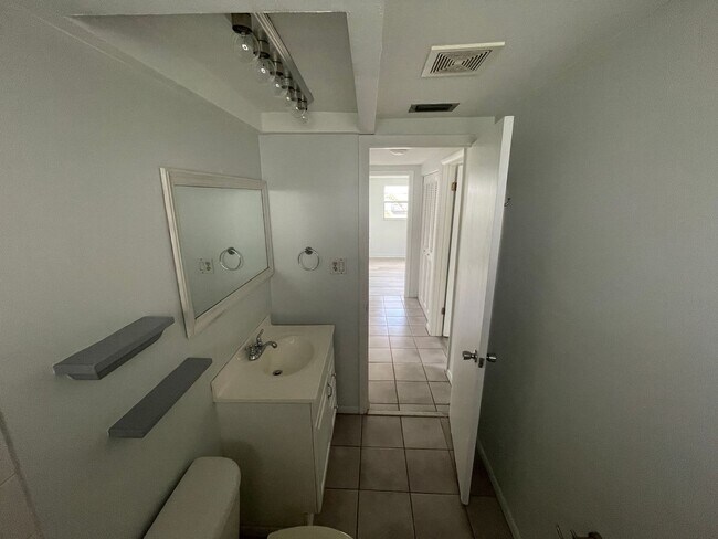 Building Photo - 2/1.5/1 New Port Richey