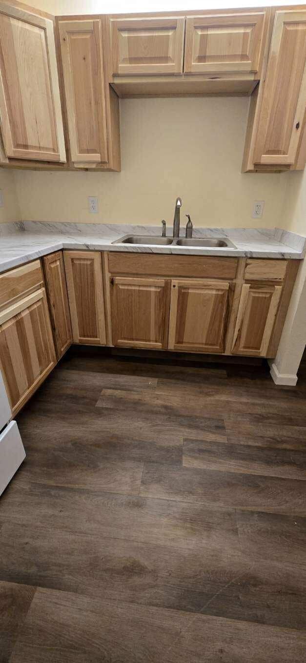 Building Photo - 405 W Oak St