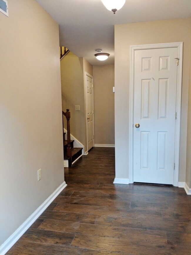 Building Photo - Beautiful 3 bedroom 2.5 bathroom END Unit ...