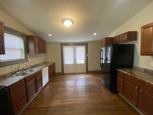 Building Photo - Charming 2bed/2bath Home