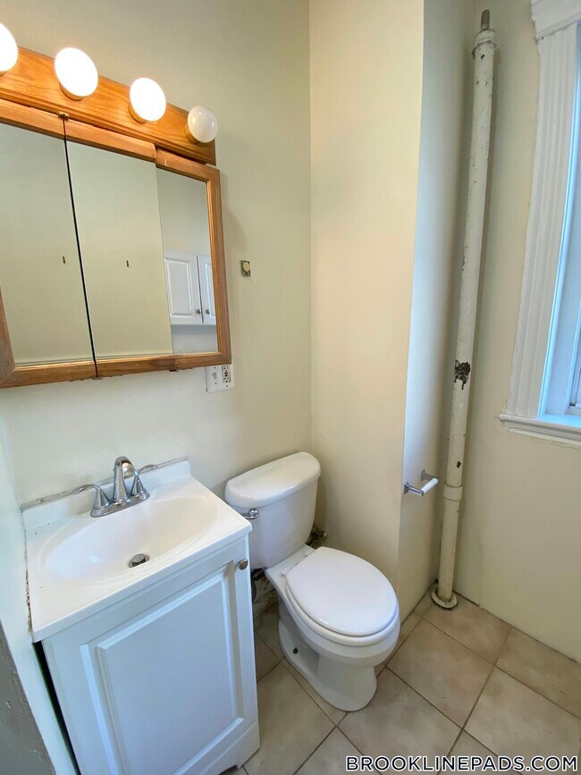 Building Photo - 352 Riverway