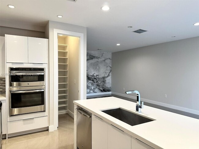 Building Photo - 10560 NW 63rd Terrace