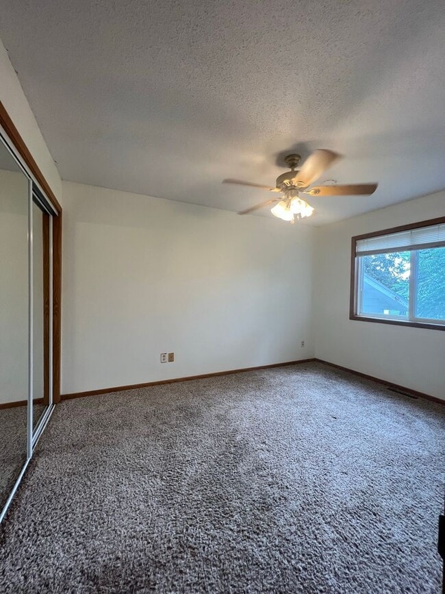 Building Photo - NE Rochester MN 4 Bedroom 2 Full Bathrooms...