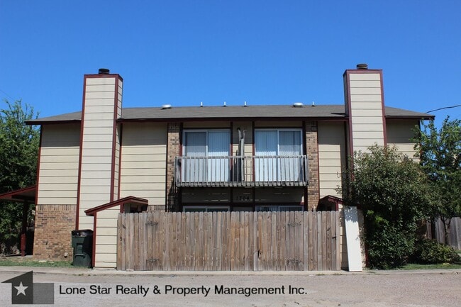 Building Photo - 1704 Bundrant Dr