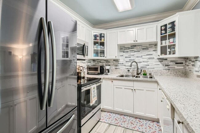 Building Photo - Renovated 3-Bed Condo with In-Unit Laundry, Garage & Pool