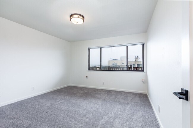Building Photo - 350 26th Ave