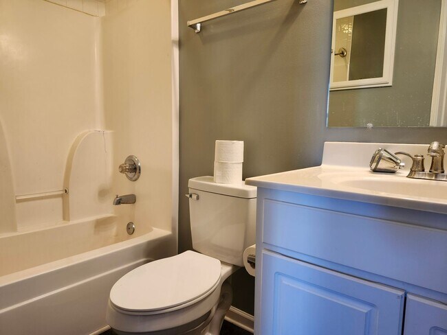 Building Photo - For Rent: Harrisonburg 3 BR, 2.5 Bath Townhouse