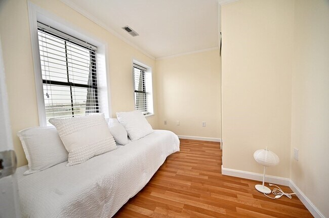 Building Photo - 358-358 Main St