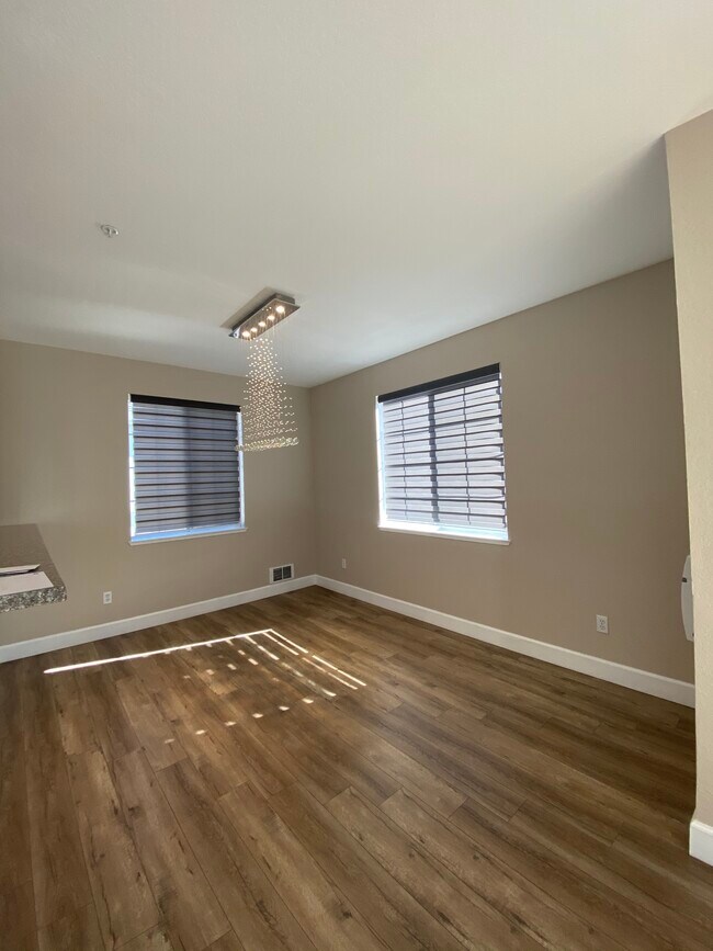 Building Photo - 250 Santa Fe Terrace
