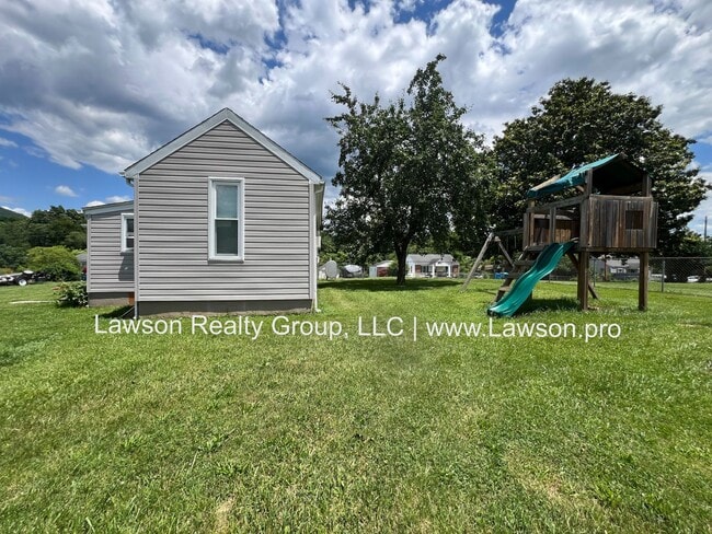 Building Photo - One Level Living with Nice Yard