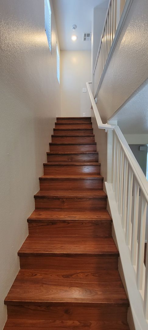 Building Photo - Executive Living Don't Miss Out 4 bdrm