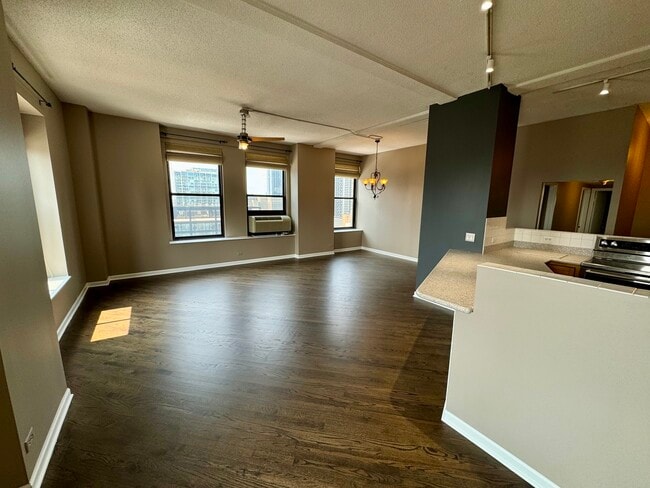 Building Photo - 600 S Dearborn St