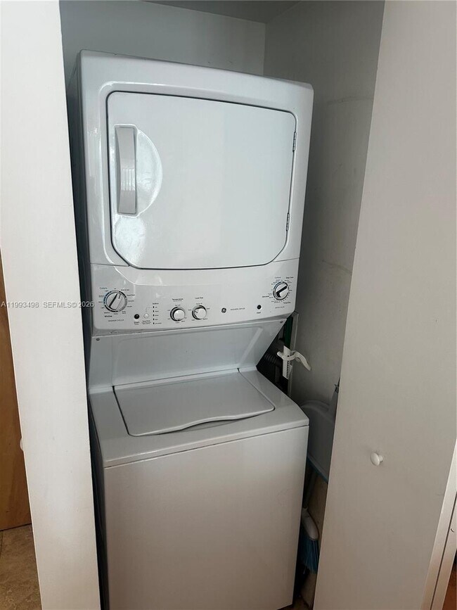 Building Photo - 350 S Miami Ave