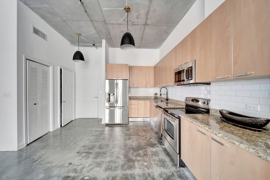 Building Photo - 2100 Van Buren St
