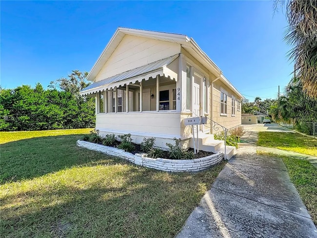 Building Photo - 944 18th Ave S