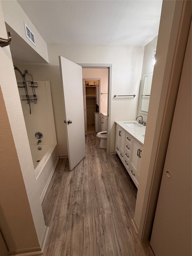 Building Photo - 500 Tiki Dr