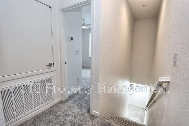 Building Photo - 396 Midstream Ln