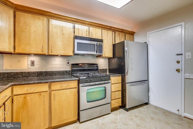 Building Photo - 1300 Army Navy Dr