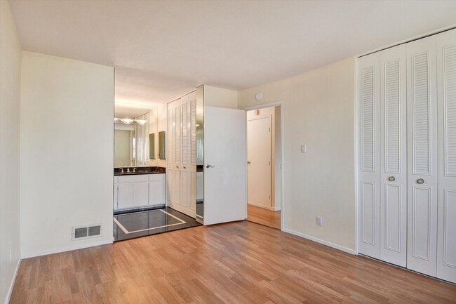Building Photo - Spacious & Stylish Home in Pacifica’s Desirable Fairmont Neighborhood
