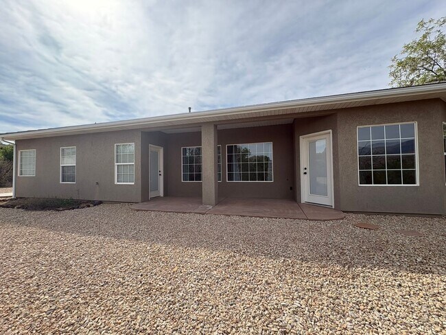 Building Photo - Beautiful 4 Bed 2.5 Bath in Laverkin
