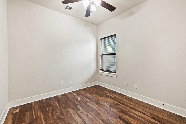 Building Photo - 1504 Lorraine Loop