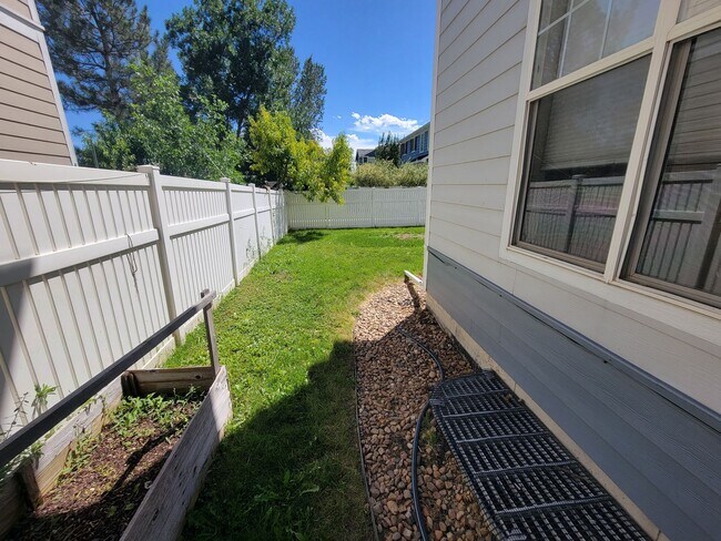 Building Photo - West Longmont 2 story single family home f...