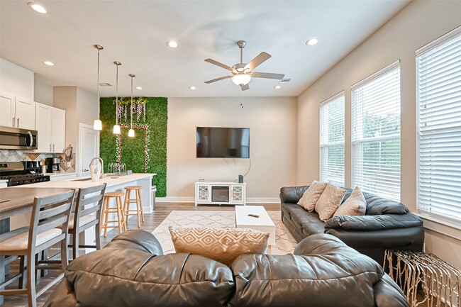 Building Photo - 882 Fortune St