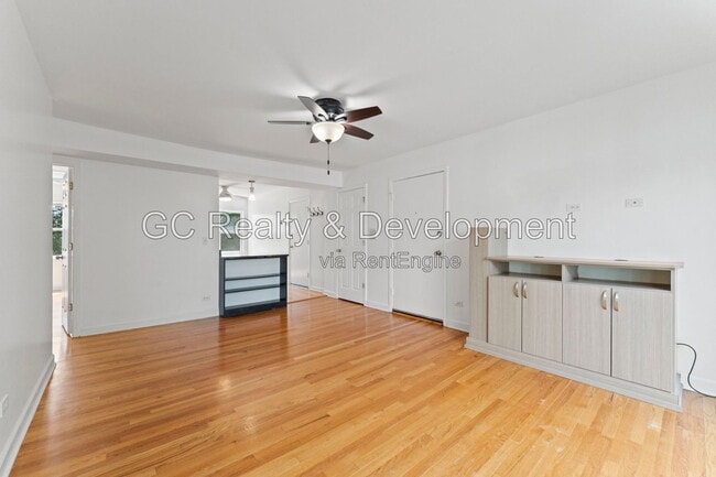 Building Photo - 6429 N Damen Ave