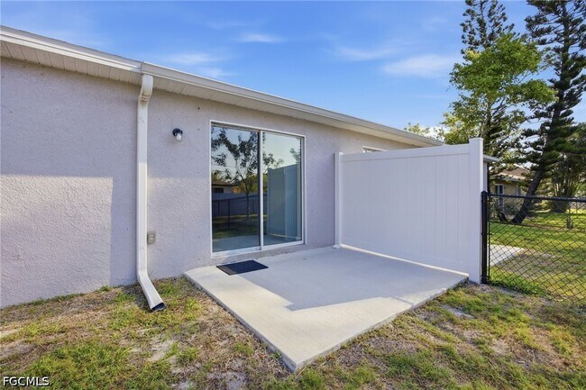 Building Photo - 1426-1428 Cape Coral Pkwy W