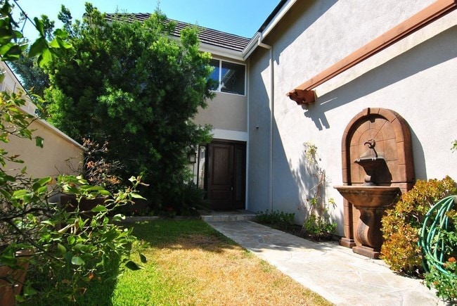 Building Photo - 12 Holly St