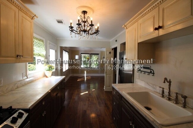 Building Photo - 4017 Doral Dr