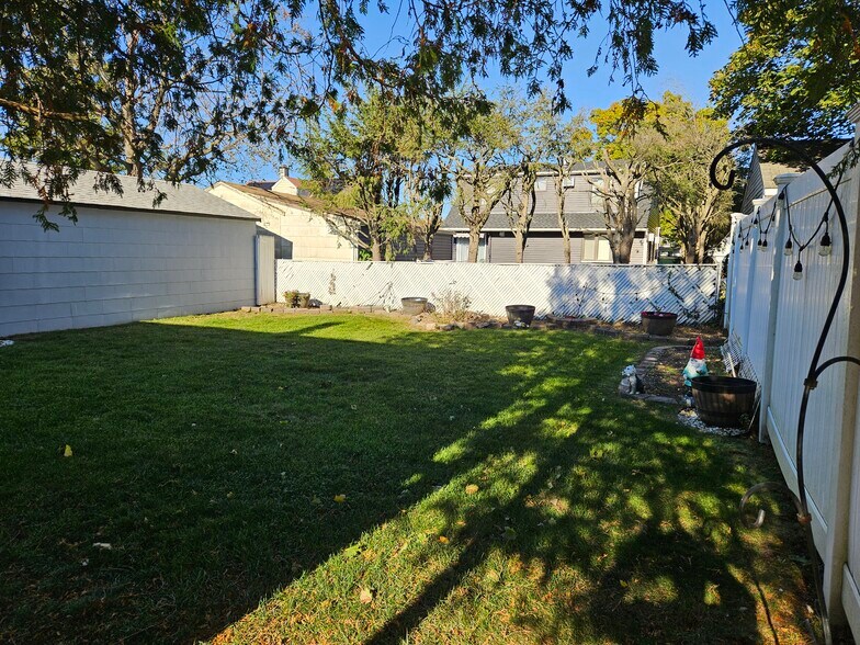 Building Photo - 898 Bowling Green Dr