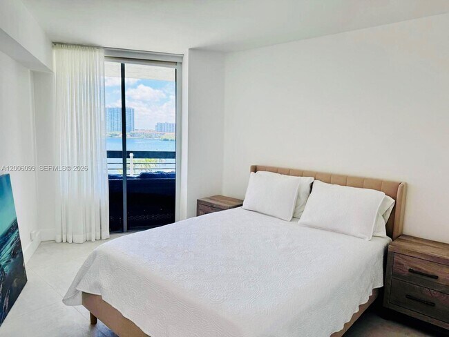 Building Photo - 19101 NE 36th Pl