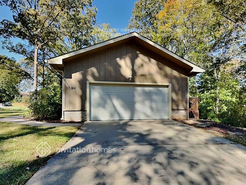 Building Photo - 300 1st St