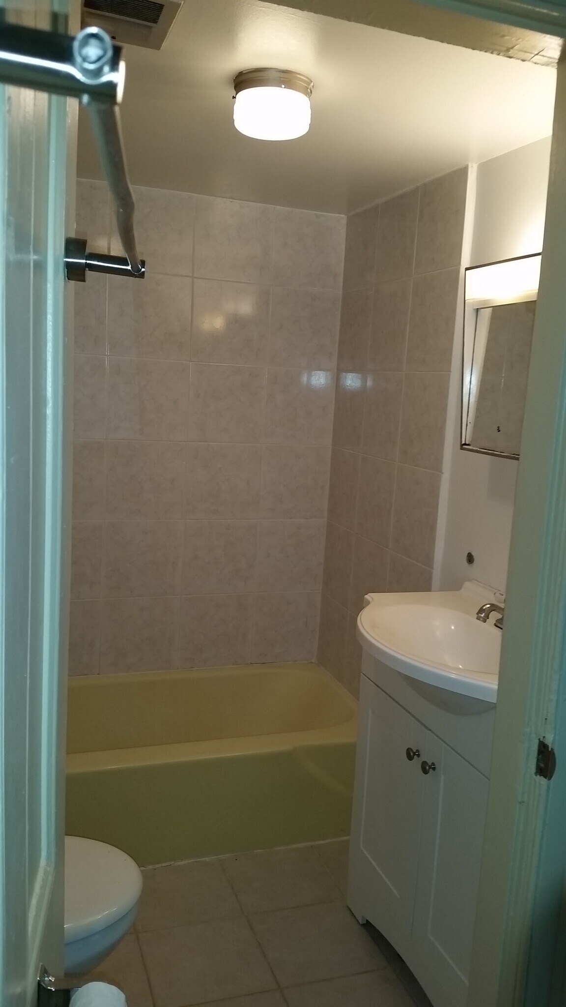 Building Photo - 2587 South Ave