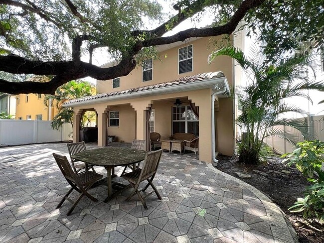 Building Photo - 3817 W Tacon St