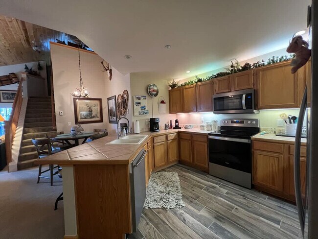 Building Photo - 290 Revett Dr