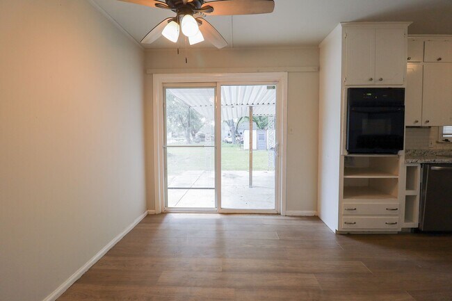 Building Photo - 3 BED 1 BATH! Schedule a tour today!