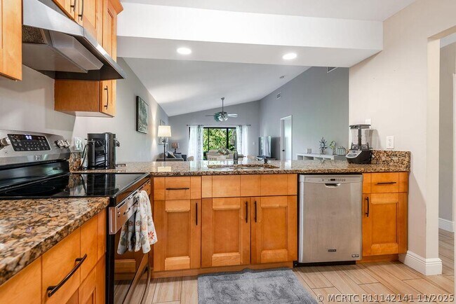 Building Photo - 4143 Palm Forest Dr N