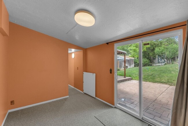 Building Photo - 951 E 700 S