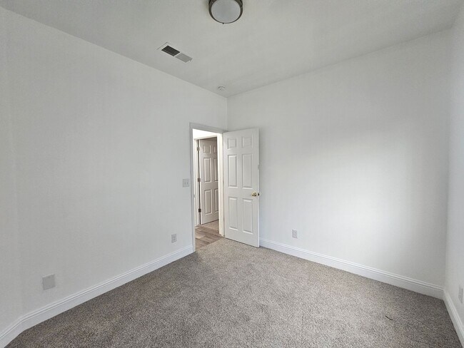 Building Photo - 4 Bedroom 2 Bath