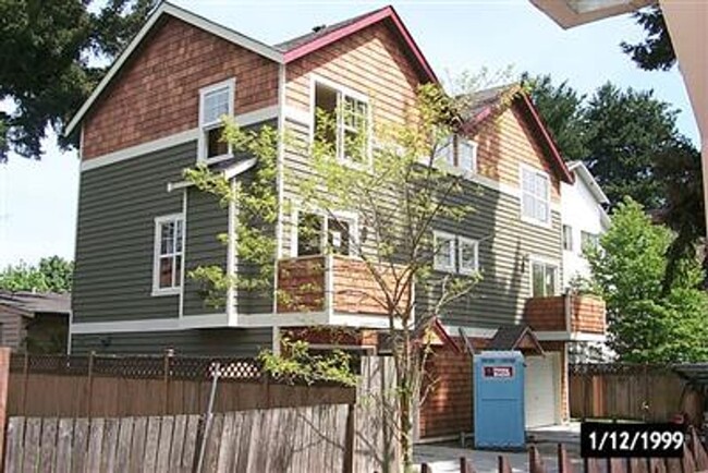 Building Photo - 3 bd 3 bath townhouse in Seattle/Lake City...