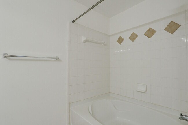 Building Photo - 3110 Myrtlewood Cir E